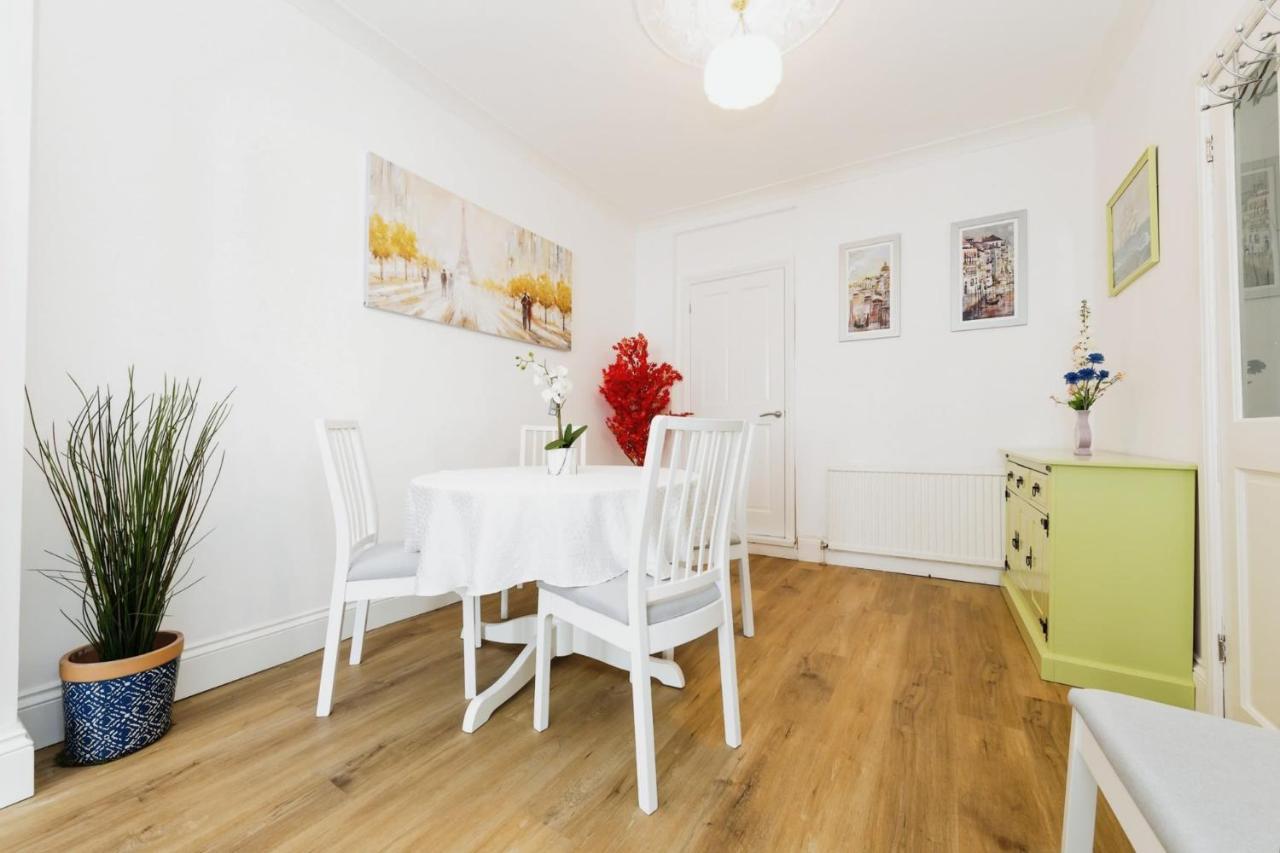 Your Chic 3br Comfort And Style In Casa de Férias Londres